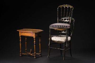 Petite table en cabaret en noyer naturel en partie noirci. E… - Photo 1