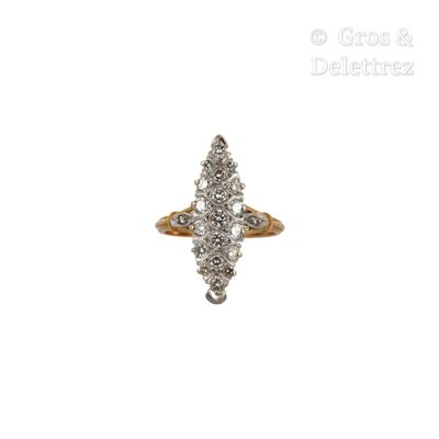 gros plan d'une bague en diamant sur fond blanc