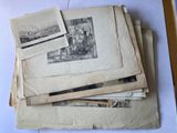 une pile de vieux papiers posée sur une table