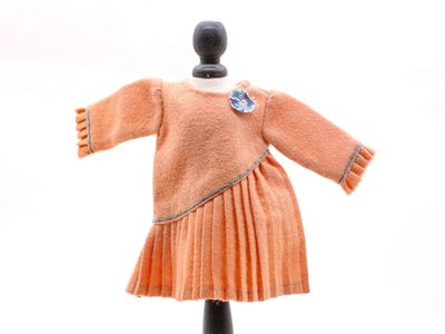 une robe sur un mannequin, ornée d'une fleur