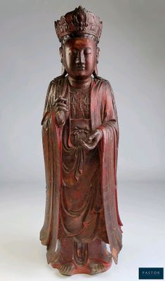 une image représentant une statue d'une personne portant une couronne sur la tête