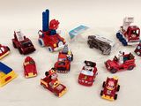 beaucoup de petits véhicules jouets posés sur la table