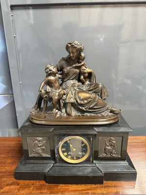 Pendule en marbre noir, le cadran circulaire à chiffres romains aux he - Photo 1