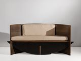une photo d'un canapé en bois sur lequel est posé un coussin beige