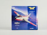 la boîte d'un avion miniature est posée sur une surface blanche