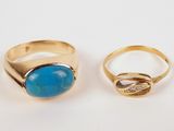 deux bagues en or ornées de pierres de turquoise