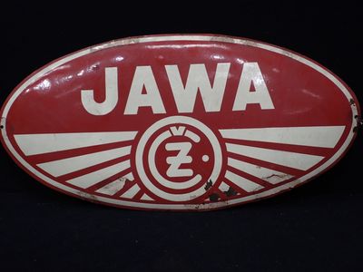 une vieille enseigne rouge et blanche sur laquelle est inscrit le mot « jawa »