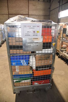 une grande cage métallique contenant de nombreuses boîtes