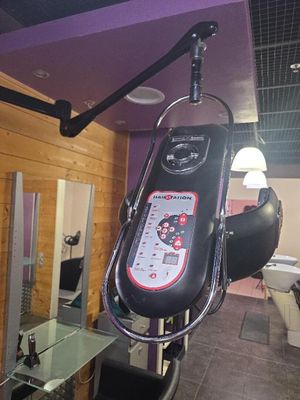 une photo d'une pièce avec un miroir et un appareil de musculation