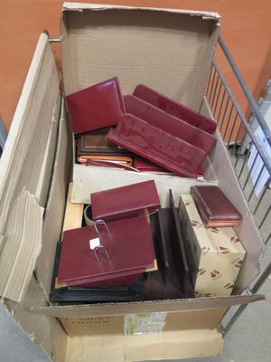 un carton rempli de nombreux modèles de sacs à main
