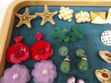 a tray that has many different types of jewelry in it