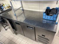 L39 - CASTELNAU D'ESTREFONDS - 1 bahut réfrigéré bas trois p… (photo 2)