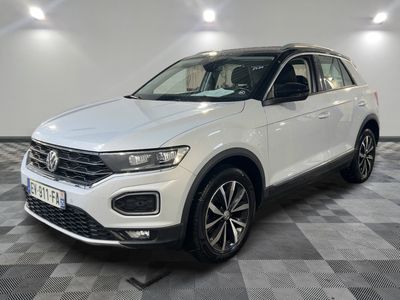 une Volkswagen T-Cross blanche garée sur un sol à damier