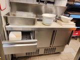 une cuisine avec beaucoup de vaisselle sur le comptoir