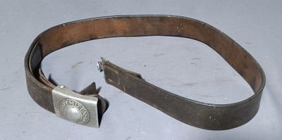 a belt that has a buckle on it on a table
