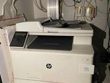 une imprimante posée sur un bureau dans une pièce