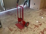 un diable rouge posé au milieu d'une pièce