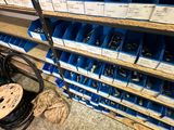 de nombreux bacs bleus sur les rayons du magasin