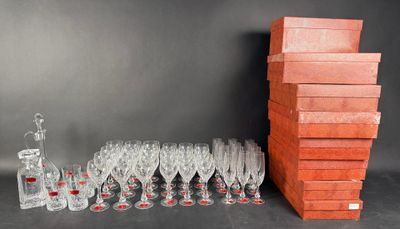 beaucoup de verres à vin et une carafe à vin sur la table