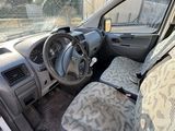 l'intérieur d'une voiture avec une housse de siège et un volant