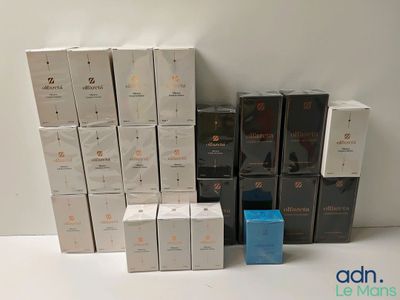 plusieurs boîtes sont empilées sur une table