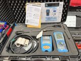 une mallette contenant tout un tas d'appareils électroniques