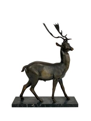 sculpture en bronze représentant un cerf aux bois, posée sur un socle en marbre