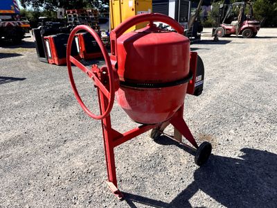 un extincteur rouge posé sur un chariot dans un parking