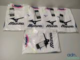 cinq t-shirts Mizuno dans des sacs en plastique posés sur une table