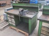 une machine posée sur une palette dans un entrepôt