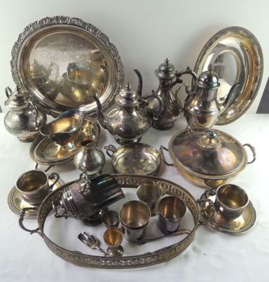beaucoup d'objets en argent posés sur une table
