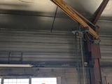 une grue installée au milieu d'un immeuble