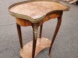 une petite table surmontée d'une étagère, placée au milieu d'une pièce