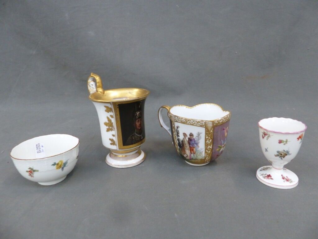 SAXE - 3 tasses en porcelaine polychrome dont tasse sans anse + 1 coquetier motif fleurs - XIXè