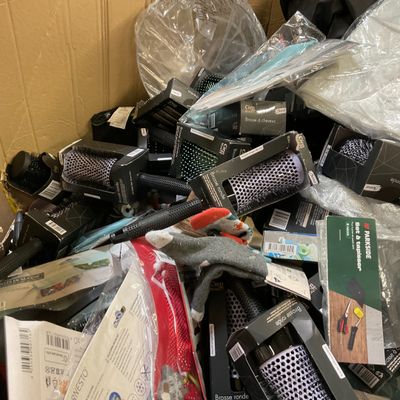 un tas d'appareils électroniques dans une boîte posée par terre