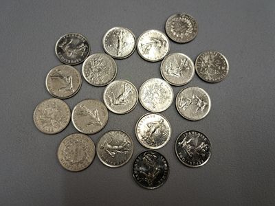 un lot de pièces de monnaie posées sur une table
