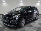 la photo d'une voiture noire garée dans un garage