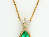 un pendentif en émeraude et diamants, monté sur une chaîne en or