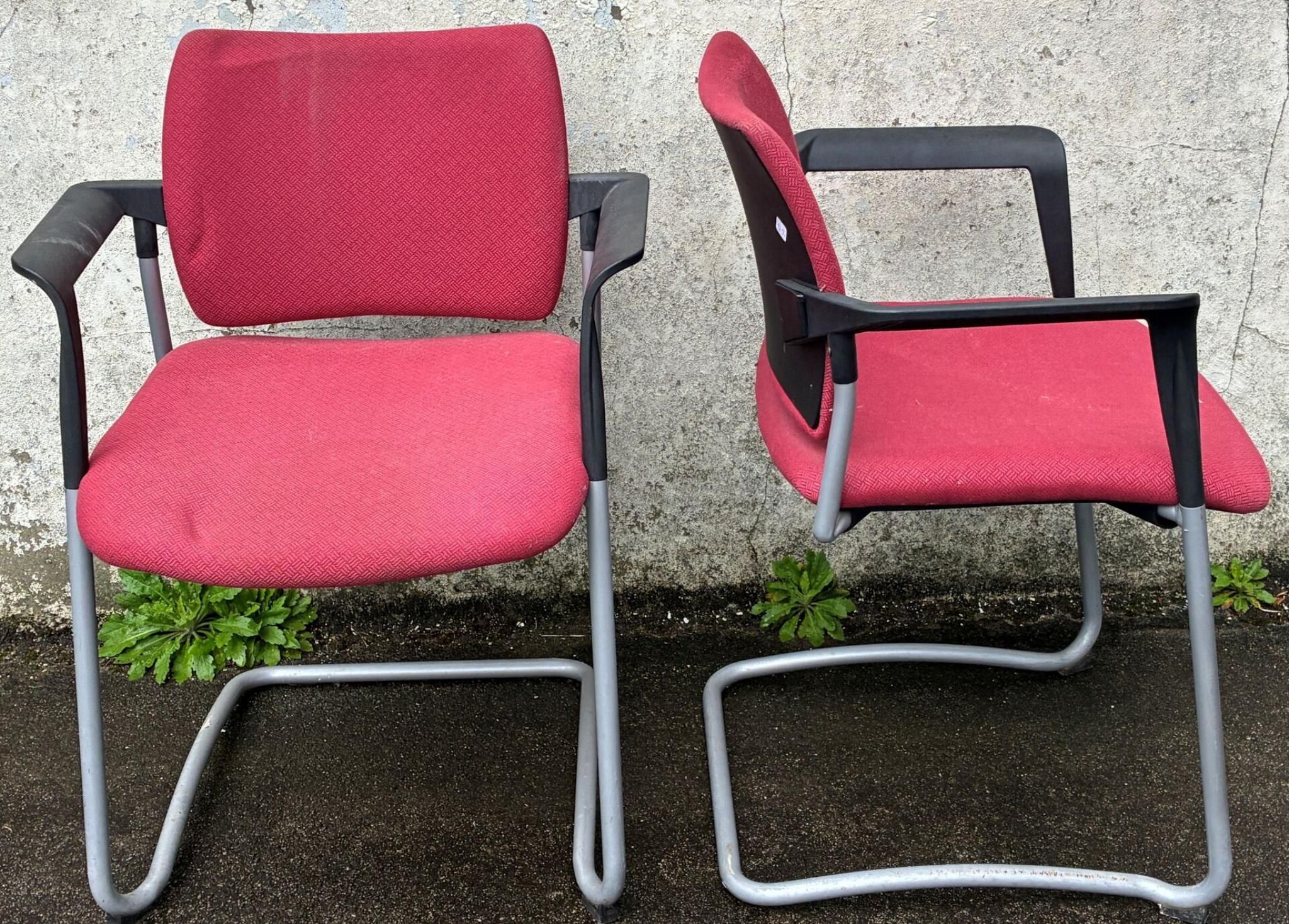 Ensemble de deux chaises rouges avec accoudoirs en plastique…