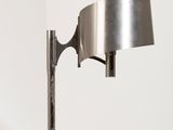 une lampe posée sur une table blanche