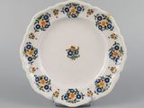 vue du dessous d'une assiette dont le bord est orné d'un motif floral