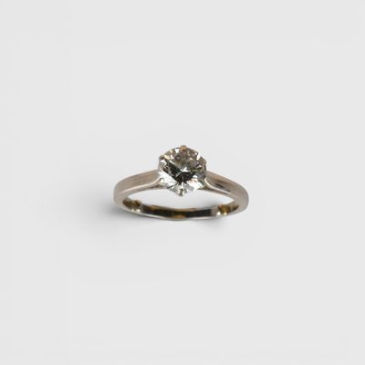 gros plan d'une bague en diamant sur fond blanc
