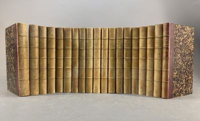 une pile de vieux livres posés les uns sur les autres
