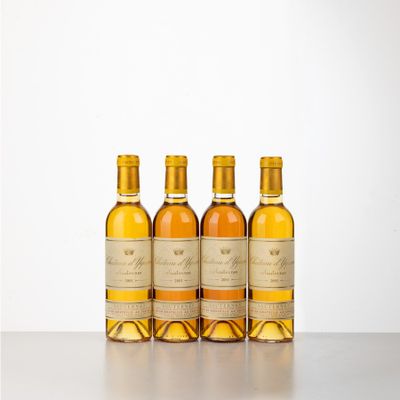 trois bouteilles de vin posées sur une table l'une à côté de l'autre
