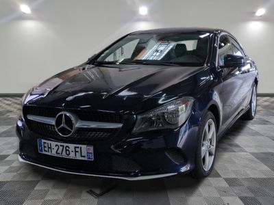 la mercedes cla est garée sur le sol en damier d'un garage