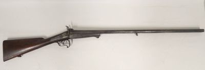 un fusil accroché au mur d'une pièce