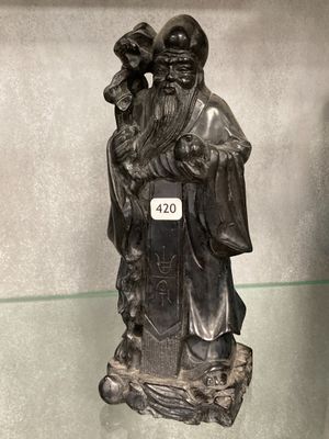 une statue représentant un homme barbu avec un oiseau sur l'épaule