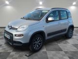 la petite voiture argentée est garée sur un sol en damier
