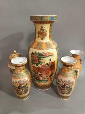 quatre vases posés les uns à côté des autres sur une table
