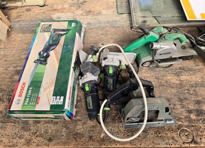 une boîte à outils posée sur une table à côté d'une scie filaire